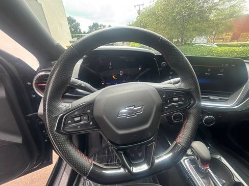 Used 2025 Chevrolet Trax RS w/ Sunroof Package FWD image 13
