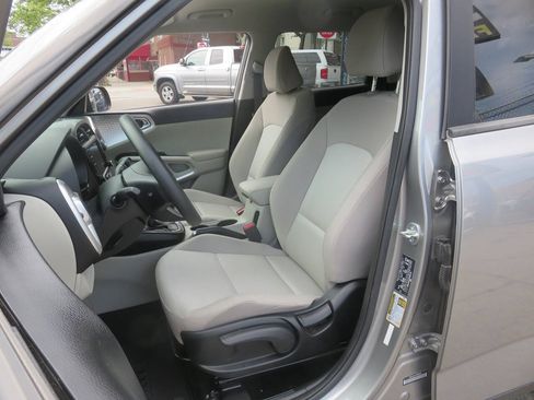 Used 2023 Kia Soul LX w/ LX Technology Package FWD image 10