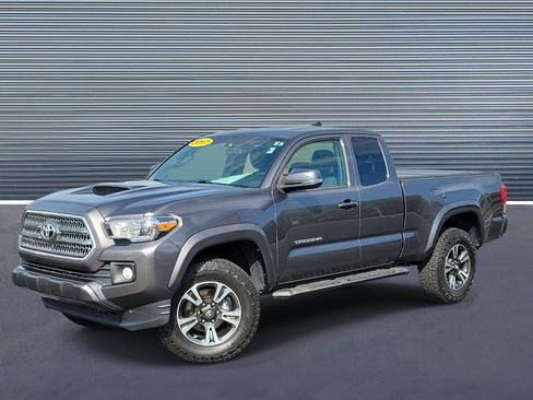 Used 2017 Toyota Tacoma TRD Sport w/ Tow Package RWD image 1