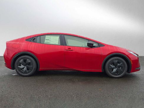 New 2025 Toyota Prius SE image 2