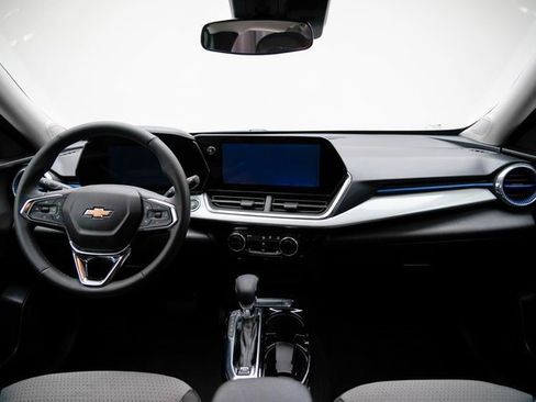 Used 2025 Chevrolet Trax LT w/ Driver Confidence Package image 26