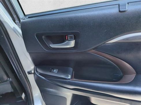 Used 2019 Toyota Highlander Limited FWD image 24