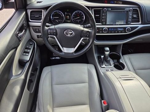 Used 2017 Toyota Highlander Limited Platinum image 4