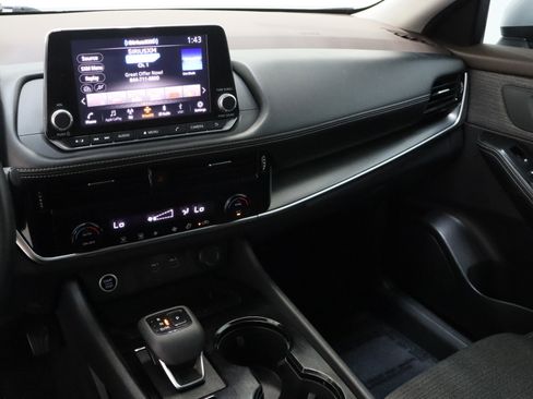 Used 2021 Nissan Rogue SV image 16