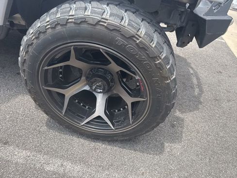 Used 2018 Jeep Wrangler Unlimited Sahara AWD/4WD image 4
