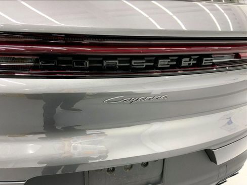 Used 2025 Porsche Cayenne image 31