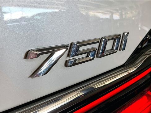 Used 2022 BMW 750i xDrive w/ Executive Package image 9