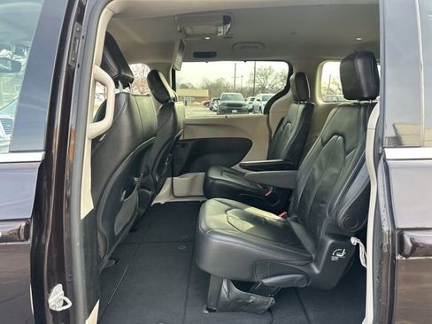 Used 2017 Chrysler Pacifica Touring-L image 24
