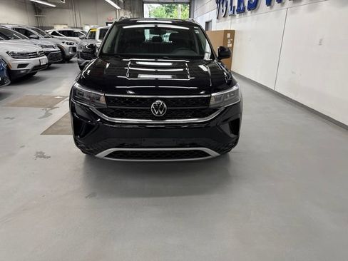 Used 2024 Volkswagen Taos SE w/ Panoramic Sunroof Package AWD/4WD image 8