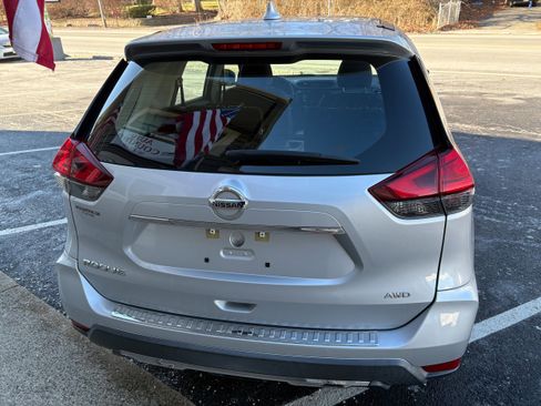 Used 2017 Nissan Rogue S image 6