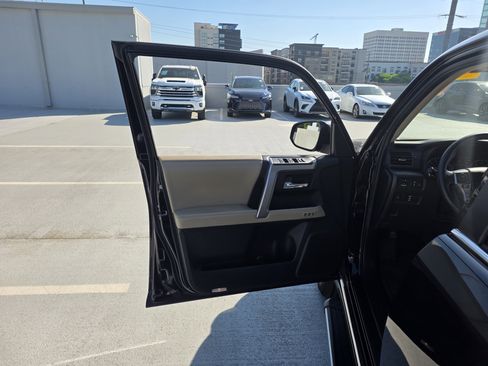 Used 2016 Toyota 4Runner Limited image 9