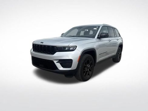Used 2024 Jeep Grand Cherokee Altitude AWD/4WD image 4