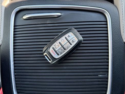 Used 2023 Chrysler Pacifica Limited FWD image 24