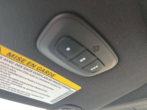 Used 2025 Chrysler Pacifica Select FWD image 27