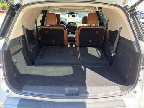 Used 2022 Nissan Pathfinder Platinum w/ Lighting Package (N92) FWD image 16