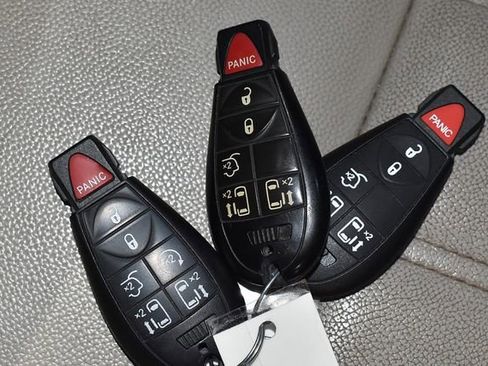 Used 2016 Chrysler Town & Country Touring image 19