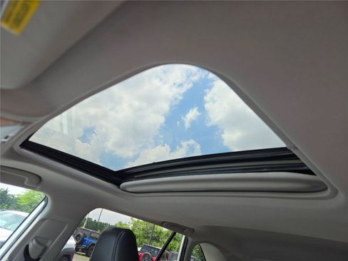 Used 2021 Toyota RAV4 XLE Premium AWD/4WD image 9
