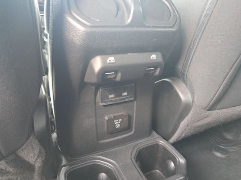 Used 2023 Jeep Gladiator Overland w/ Cold Weather Group image 17