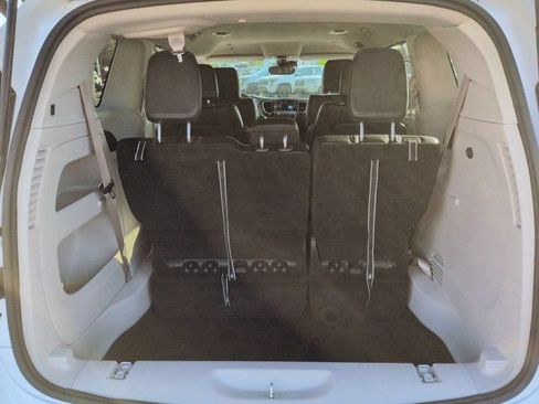 Used 2023 Chrysler Pacifica Touring-L FWD image 12