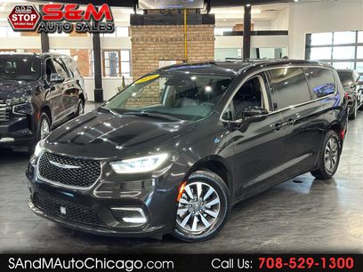 Used 2022 Chrysler Pacifica Touring-L w/ Uconnect Theater Family Group