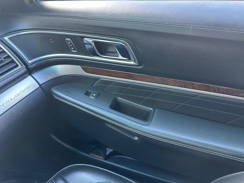 Used 2017 Ford Explorer Platinum image 32