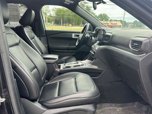 Used 2020 Ford Explorer XLT w/ Equipment Group 202A AWD/4WD image 13