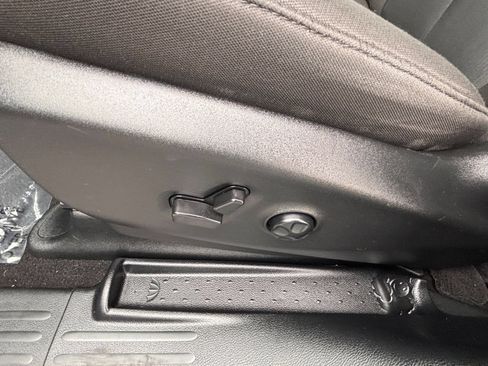 Used 2024 Chrysler Pacifica Touring FWD image 19