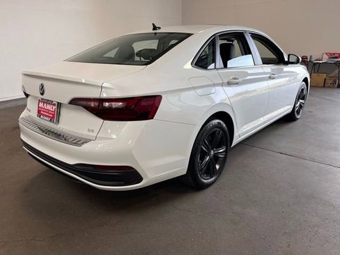 Used 2023 Volkswagen Jetta SE w/ Panoramic Sunroof Package image 3