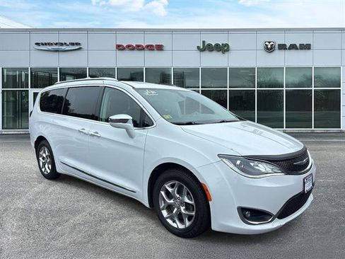 Used 2018 Chrysler Pacifica Limited FWD image 1