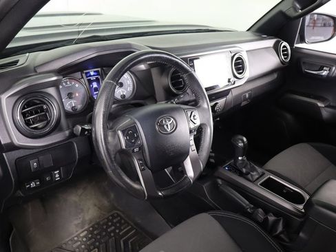 Used 2020 Toyota Tacoma TRD Sport AWD/4WD image 25