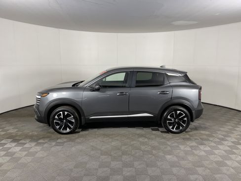 Used 2025 Nissan Kicks SV image 3