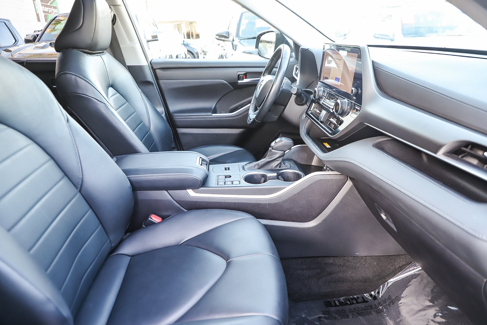 Used 2023 Toyota Highlander XLE FWD image 17