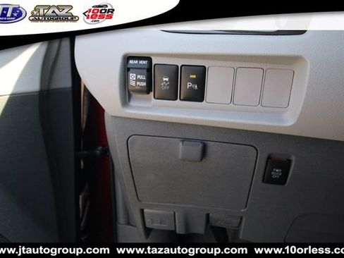 Used 2018 Toyota Sienna XLE Premium w/ Carpet Mat Package FWD image 23