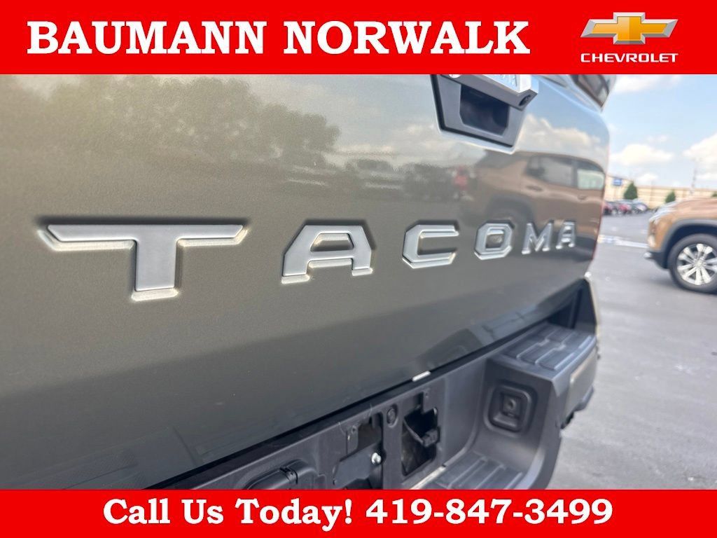 Used 2025 Toyota Tacoma Limited AWD/4WD image 15
