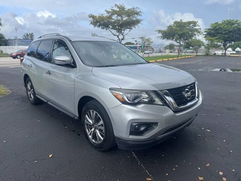 Used 2019 Nissan Pathfinder SV image 11