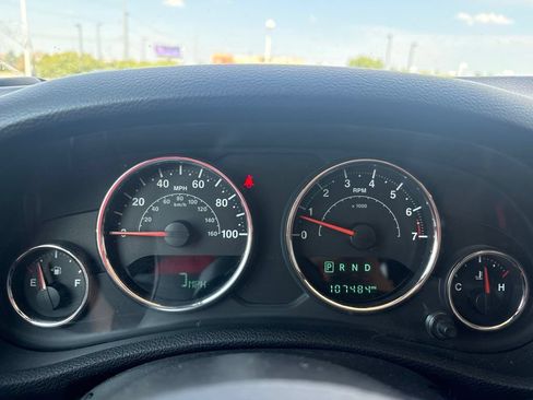 Used 2017 Jeep Wrangler Unlimited Sahara w/ Connectivity Group AWD/4WD image 16