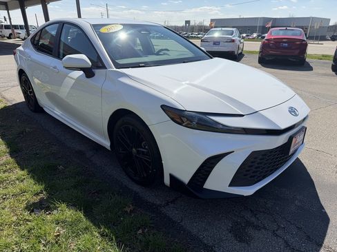 Used 2025 Toyota Camry SE image 6