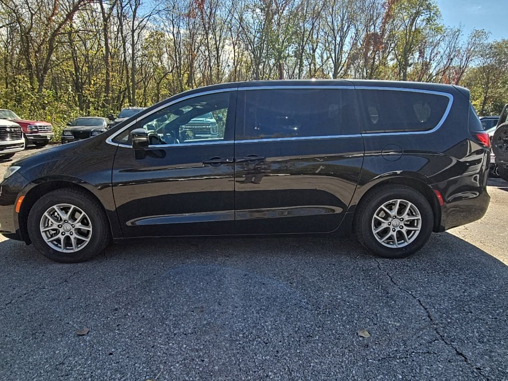 Used 2025 Chrysler Pacifica Select FWD image 3