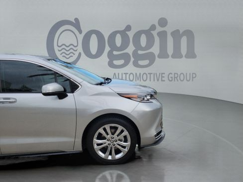 Used 2023 Toyota Sienna Platinum FWD image 34