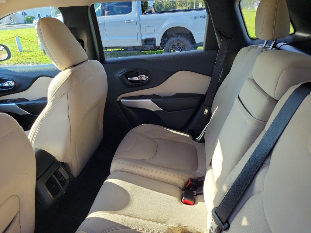 Used 2017 Jeep Cherokee Latitude w/ Comfort/Convenience Group AWD/4WD image 19