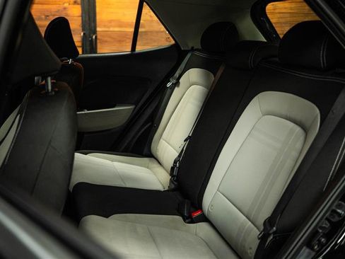 Used 2021 Hyundai Venue SEL FWD image 10