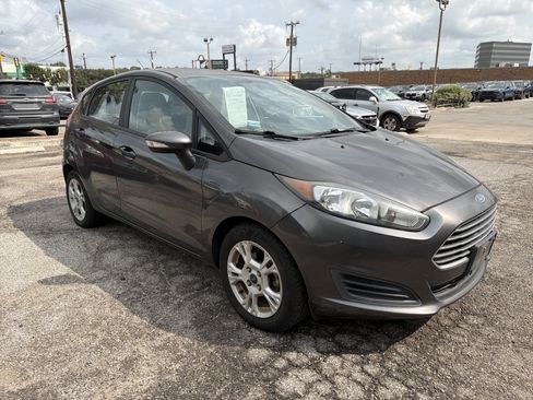 Used 2015 Ford Fiesta SE FWD image 1