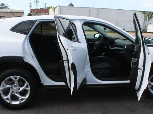 Used 2025 Chevrolet Trax LS w/ LS Convenience Package image 9