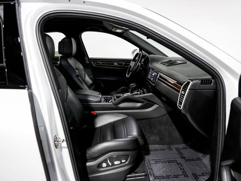 Used 2020 Porsche Cayenne S image 26