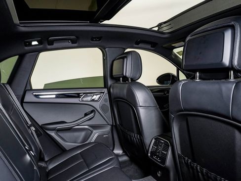 Certified 2025 Porsche Macan image 16