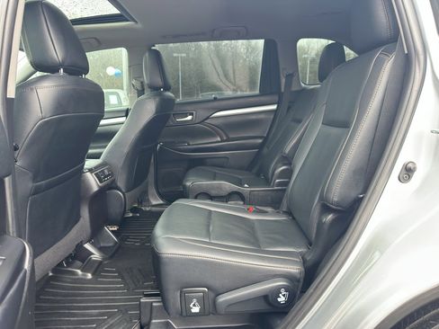 Used 2019 Toyota Highlander XLE image 29