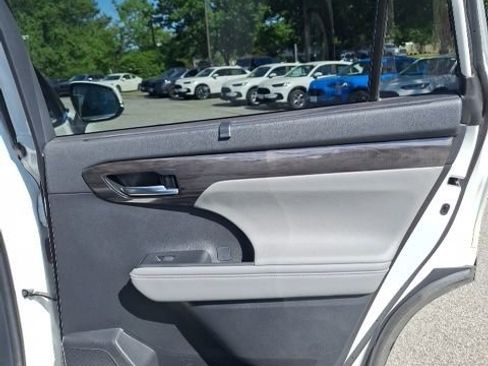 Used 2020 Toyota Highlander Limited image 19