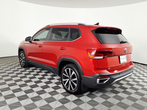 Used 2024 Volkswagen Taos SE w/ Panoramic Sunroof Package FWD image 6