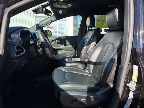 Used 2025 Chrysler Pacifica Select FWD image 2