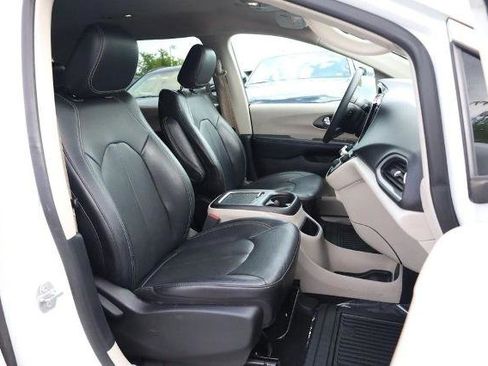 Used 2022 Chrysler Pacifica Touring-L FWD image 27